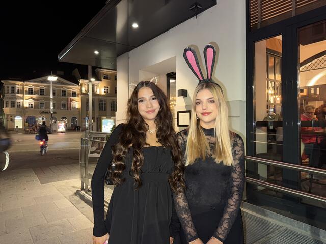 Viana Pfannl und Luna Steiner hatten einen lustigen Abend.  | Foto: Bettina Korotvicka