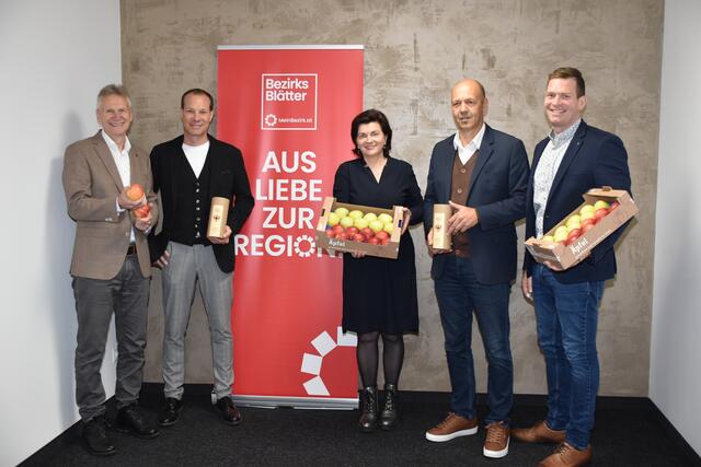Fachbereichsleiter Wendelin Juen, MeinBezirk-Geschäftsführer Thomas Zerlauth, TirolObst-Obfrau Regina Norz, MeinBezirk-Prokurist Freddy Pfurtscheller und Obfrau-Stellvertreter Johannes Kuenz beim schon traditionellen überbringen des Apfelgrußes. (v. l.) | Foto: MeinBezirk