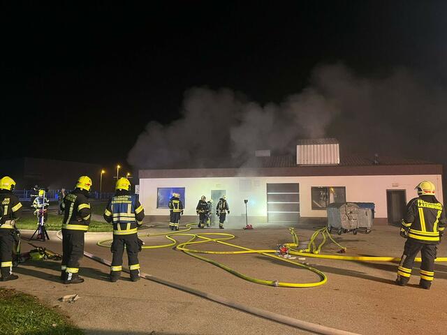 Die Feuerwehren standen mit 9 Fahrzeugen und 45 Mitgliedern im Einsatz. | Foto: FF Biedermannsdorf