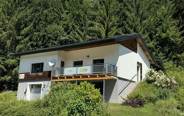 Aus einem Einfamilienhaus wurde ein modernes Firmengebäude mit Lager, Büro und PV-Anklage. | Foto: zVg