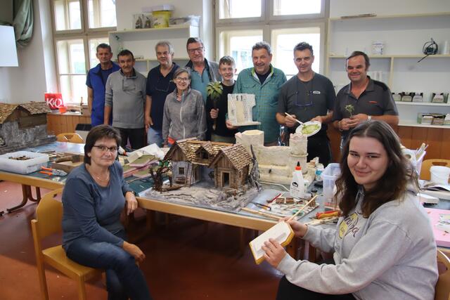 Beim Krippenbaukurs in der alten Volksschule entstanden unter fachkundiger Anleitung weihnachtliche Krippen aus viel Naturmaterial. | Foto: Foto: Wurglits