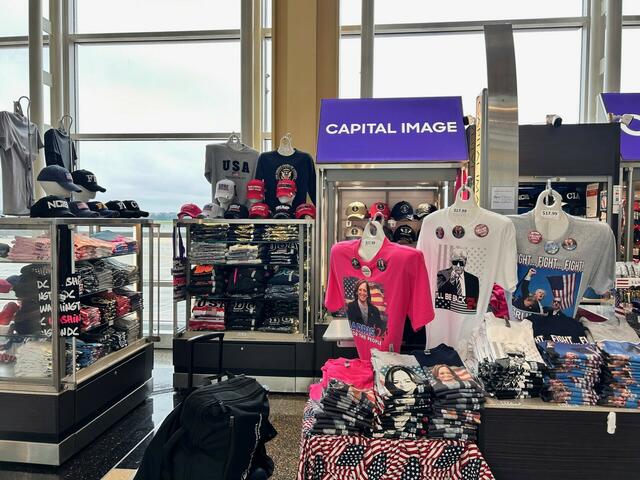 Die Kandidaten haben eigen Merchandise Shops wo man Artikel kaufen kann | Foto: Simone Lauchart ©