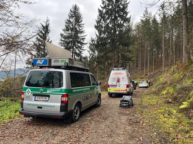 Da eine Bergung durch den Rettungshubschrauber C11 mittels Bergetau aufgrund des dichten Waldes nicht möglich war, wurden die Bergrettung zu Hilfe gerufen. | Foto: Bergrettung Klagenfurt