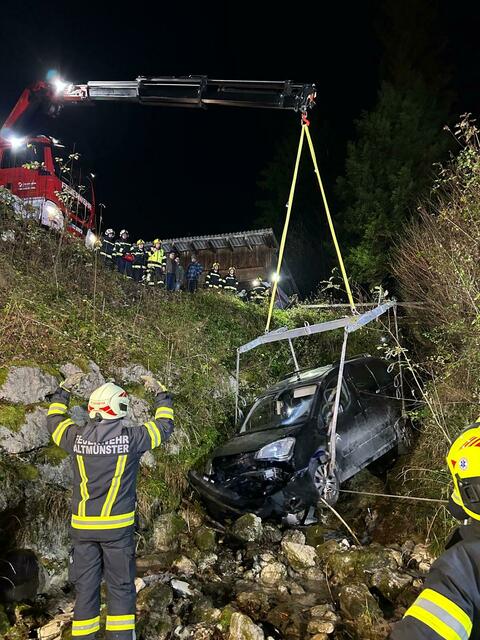 Die Freiwillige Feuerwehr Ebensee barg erfolgreich ein Fahrzeug, das in einen Bach gestürzt war. | Foto: FF Ebensee/Facebook