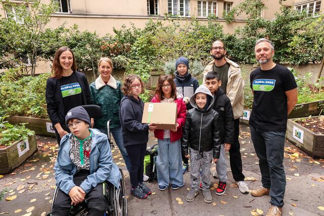 Die Schülerinnen und Schüler der MSK der Inklusiven Schule Diehlgasse und (v.l.n.r.): Miriam Bahn (GLOBAL 2000), Kathrin Hager (Lehrerin Inklusive Schule Diehlgasse), Benedikt Eckhardt (Lehrer Inklusive Schule Diehlgasse) und Dominik Linhard (GLOBAL 2000). | Foto: dm/Mirjam Reither