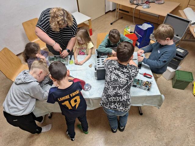 Die Kinder bauten ausgediente Elektrogeräte auseinander und suchen nach wertvollen Rohstoffen.  | Foto: KEM/KLAR! Netzwerk Südost