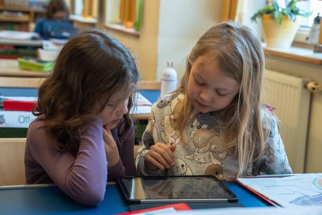 Beim Besuch der Volksschule St. Marien im April 2024: Frida und Cäcilia testen ebenfalls ihr Bezirkswissen online auf meinschulbezirk.at. | Foto: Maximilian Spitzauer/MeinBezirk