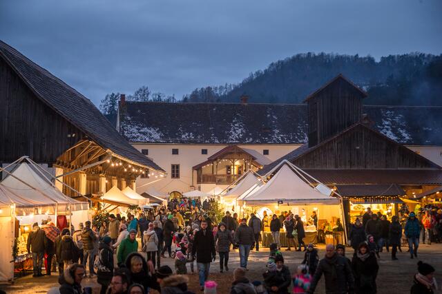 Der Winterzauber im Besucherzentrum Grottenhof findet heuer bereits zum 14. Mal statt. Über 60 Stände bieten an den vier (Advent-)Wochenenden Handwerkskunst vom Feinsten. An zahlreichen Genuss-Ständen lockt der Duft von winterlichen Speisen und Getränken. Ein Besuchermagnet ist jedes Jahr der Streichelstall mit seiner lebenden Krippe. | Foto: Roland Marx