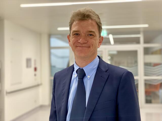 „Durch diese enge persönliche Verzahnung aller beteiligten Fachdisziplinen stellen wir sicher, dass unsere onkologischen Patientinnen und Patienten in einem interdisziplinär entworfenen und auf die individuellen Umstände des Einzelnen abgestimmten Gesamtkonzept behandelt werden“, erklärt Falk Röder, Institutsvorstand der Universitätsklinik für Radiotherapie und Radio-Onkologie. | Foto: Carmen Kurcz