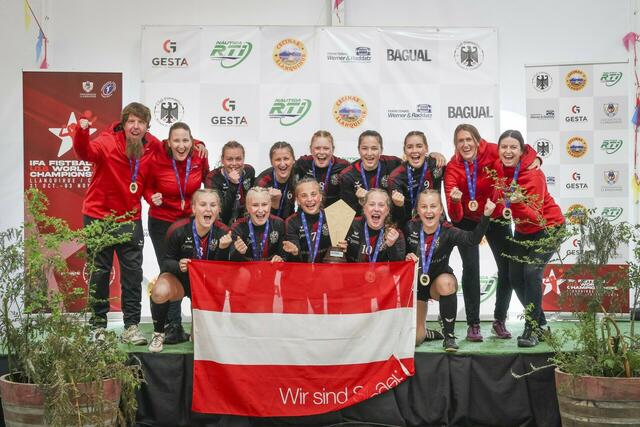 Das erfolgreiche U18-Team der österreichischen Faustballerinnen. | Foto: Uwe Spille
