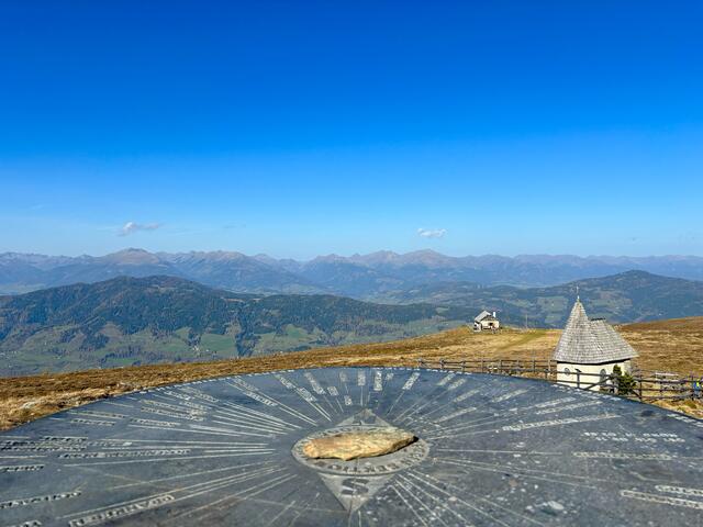 Mit Hilfe der Panoramatafel kann man umliegende Berge leichter zuordnen.