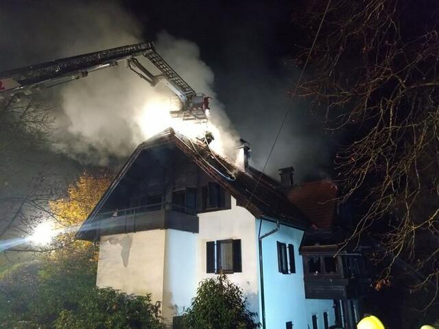 Eine Kerze löste einen Wohnhausbrand aus. | Foto: Freiwillige Feuerwehr Kirschentheuer