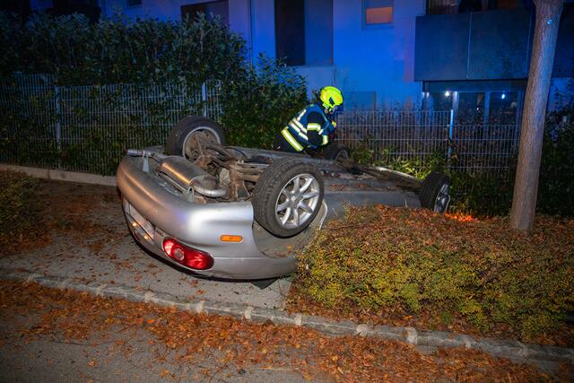 Überschlagen: Verkehrsunfall in der Dr. Ludwig Rieger-Straße. | Foto: ffmoedling.at