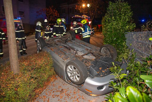 Die Bergung des Autos dauerte rund zwei Stunden. | Foto: ffmoedling.at