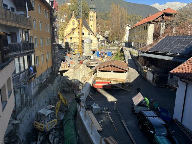 Eine Seite des Baches ist verbaut, nun werden auf der anderen Seite die Hangsicherungen durchgeführt. | Foto: Perktold
