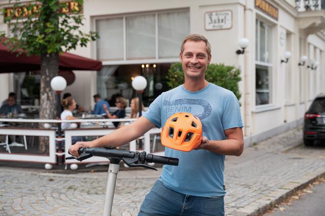 Karl Schlosser warnt vor den Gefahren der herbstlichen Witterungsbedingungen für Lenkerinnen und Lenker von E-Scootern. | Foto: WK Wien / Johann Szebeni