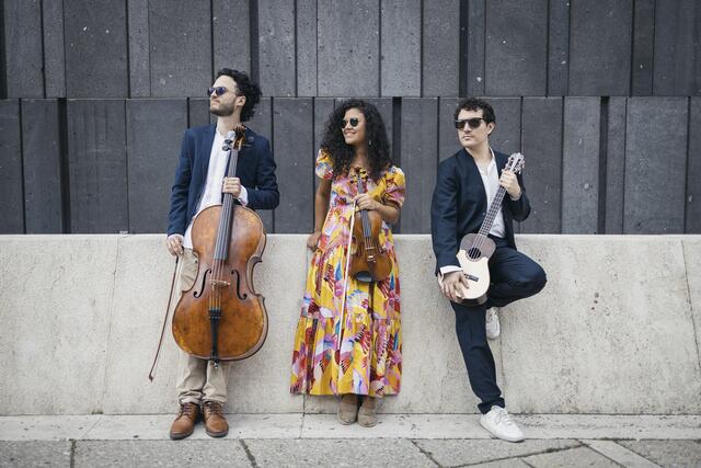 Das Trio ist bereit für den Auftritt. | Foto: Peter Griesser