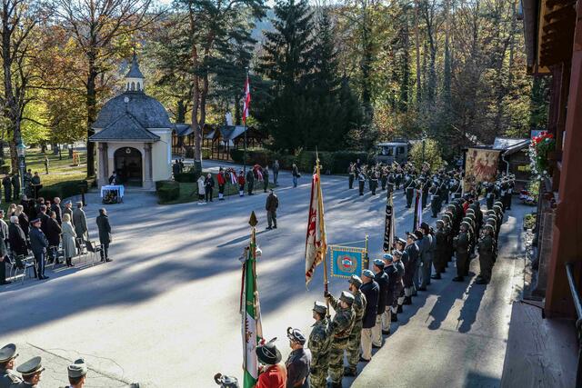 Soldaten, Bedienstete und Angehörige der Tiroler Landesregierung und Vertreter von Traditionsverbänden bildeten einen würdigen Rahmen für die Gedenkfeier. | Foto: Bundesheer/Martin Hörl