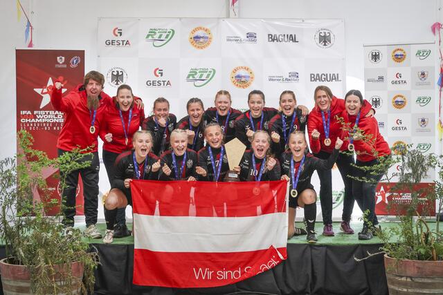 Die Österreichische U18-Faustballnationalmannschaft der Frauen | Foto: Uwe Spille