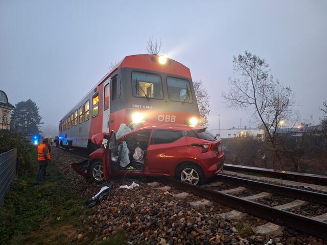 Der Unfallort am Bahnübergang in Wieselburg – das Fahrzeug wurde vom Zug rund 70 Meter mitgeschleift. | Foto: FF Wieselburg Stadt und Land