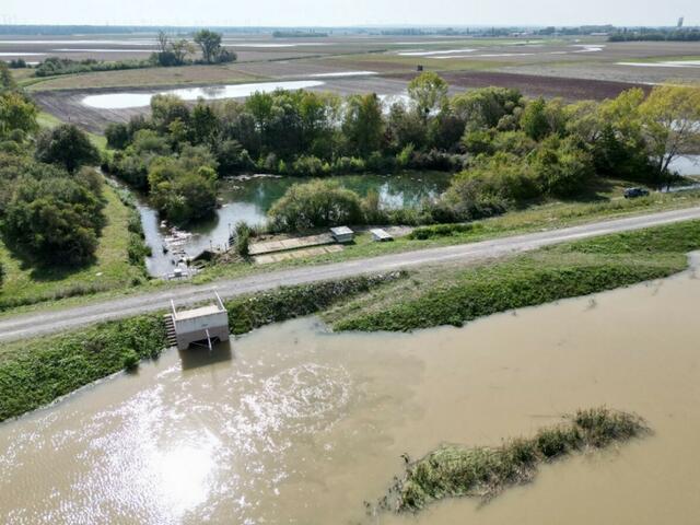 Blick auf ein Pumpwerk. Wasser aus dem Vorland und Grundwasser wird in den abgedämmten Russbach
weggepumpt. | Foto: Marchfeldkanalgesellschaft