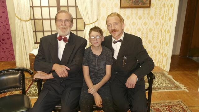 Die leidenschaftlichen Laienschauspieler, Vater Hans und Sohn Martin Fragner, gastieren Samstag in Gössendorf. Enkel Leon besorgt die Technik. | Foto: zVg