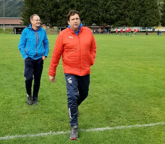 Trainer Wolfgang Wilscher (r.) und Co Jakob Wastian führten den SV Dellach elf Runden ungeschlagen durch die Liga. | Foto: Tiefling/KK