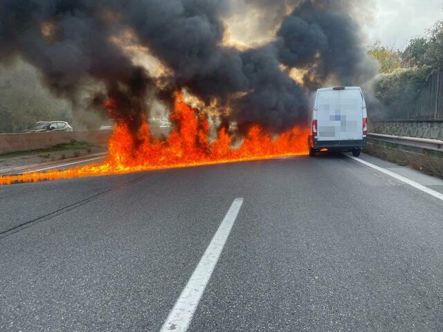 Auf der A21 brannte ein Kastenwagen. | Foto: FF Brunn