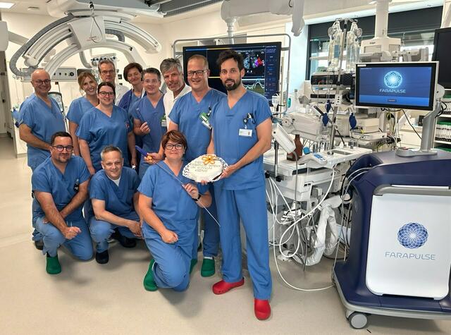 Das Team der Angiographie nach der ersten erfolgreichen Durchführung der neuen PFA-Ablationsmethode
v.li.n.re.: Hanspeter Fischer (Firma Boston), Florian Hlauschka (Firma Boston), Gisela  Belishta, BSc, MA, DGKP Julia Gutmann, Prof. Dr. Daniel Scherr (MedUniGraz), Prim. Univ. Prof. Dr. Thomas Neunteufl, RT Isabell Peffer, OA Priv. Doz. Dr. Raphael van Tulder, OA Dr.  Franz Glaser, DGKP Andrea Mayer, OA Dr. Attila Mihalcz, Ph.D., OA Dr. Nicolas Redl
 | Foto: Universitätsklinikum Krem