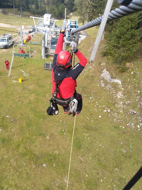 Die Kameraden der Bergrettung Göstling bereiten sich mit einer Liftbergeübung für die kommende Wintersport-Saison am Hochkar vor. | Foto: Bergrettung Göstling an der Ybbs