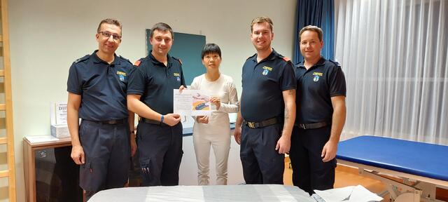 Erwin Silberbauer, Patrick Dejcmar, Zahoying Wie, David Dejcmar und Michael Rutter bei der Spendenübergabe. | Foto: FF Raabs