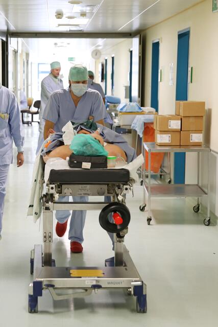 Der Transport und die Lagerung gehört auch zu den Aufgaben von OP Assistenten.  | Foto: BKH Schwaz