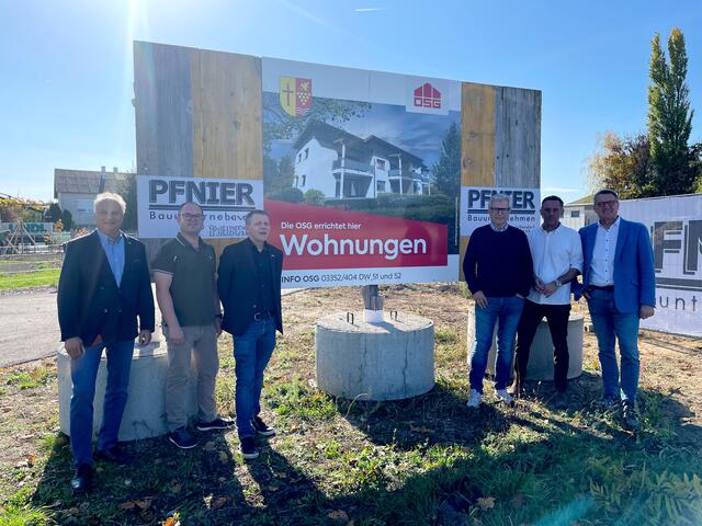 Alfred Kollar (OSG Obmann) und Bürgermeister von Deutschkreutz Andreas Kacsits sowie Manfred Kölly und weitere beim Baustellenfrühstück in Girm.  | Foto: OSG