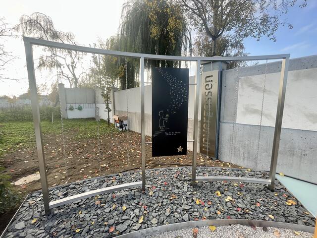 An den Ketten können Betroffene ihre Gedenksterne anbringen. | Foto: Sandra Würfl
