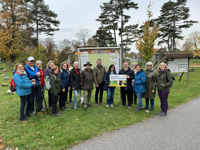 Eine Delegation der „Gesunden Gemeinde“ Bad Pirawarth – angeführt von Bürgermeisterin Verena Gstaltner (3.v.r.), Altbürgermeister Kurt Jantschitsch (2.v.l.) und Arbeitskreisleiterin Rosemarie Heller (8.v.l.) – wanderte gemeinsam mit LR Ludwig Schleritzko (5.v.r.) und Vertretern der Gewinnergemeinde Gänserndorf – angeführt von Gesundheitsstadträtin Ulrike Cap (6.v.r.) – am „Tut gut!“-Wanderweg in Bad Pirawarth. | Foto: „Tut gut!“ | Zwinz
