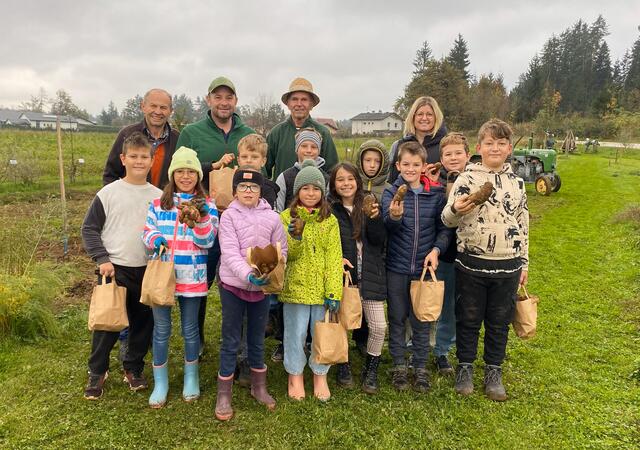 Charly Breitfuß, Martin Jernej, Johann Perč und Pädagogin Sandra Osebik mit den Kindern der 4b-Klasse | Foto: www.weltacker.at