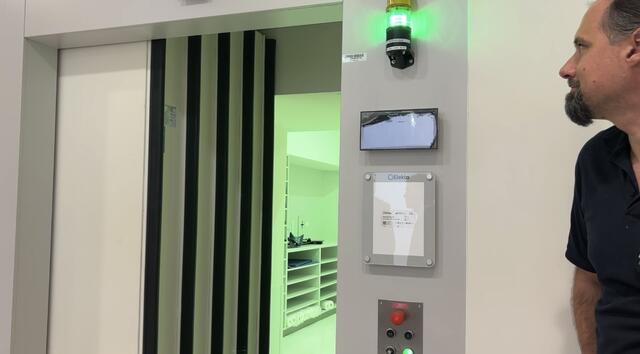 Um dieses strahlenfähige Großgerät zu beherbergen, wurde ein spezieller Strahlenschutzraum errichtet. Allein die Tür zum Behandlungsraum wiegt ganze 20 Tonnen. | Foto: Carmen Kurcz