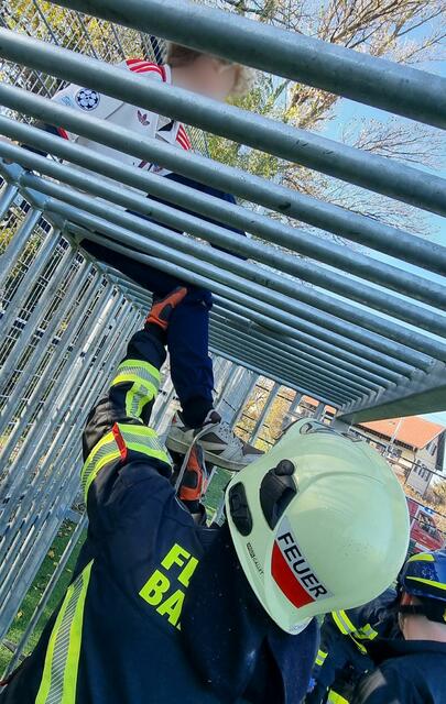 Die Feuerwehr befreit ein Kind aus einem Fußballtor. | Foto: Freiwillige Feuerwehr Baden-Stadt