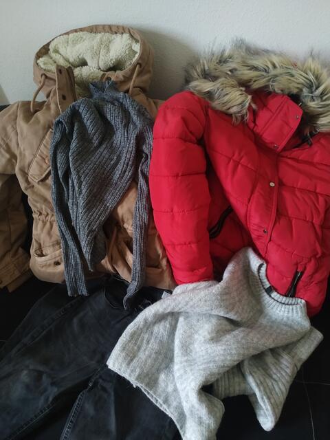 Winterbekleidung und Weihnachtsdeko suchen beim Tauschmarkt in Bad Zell einen neuen Besitzer. | Foto: Privat