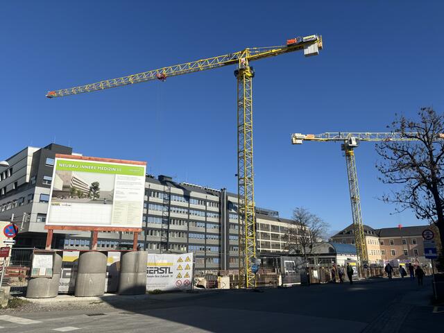 Der Neubau für die Inneren Medizin 3 schreitet voran. | Foto: Carmen Kurcz