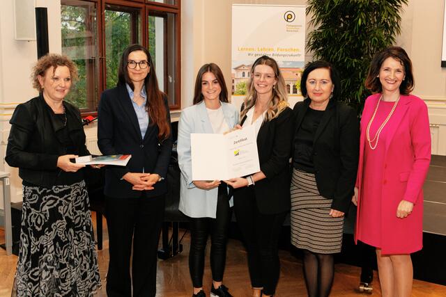 Hanna Rinnhofer und Magdalena Wolf von der de La Tour Schule davinci Hartberg im Kreis der Gratulantinnen. | Foto: PH Steiermark