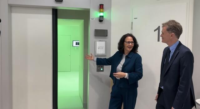 Gesundheitslandesrätin Daniela Gutschi weihte den neuen Linearbeschleuniger mit dem Öffnen der 20 Tonnen schweren Betontür ein. | Foto: Carmen Kurcz