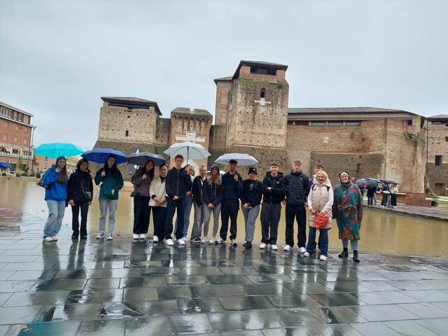 Die Schüler der 3AK Classic HAK in Ravenna mit ihren Sprachprofessorinnen Ines Tscheitschonig und Theresa Lopitsch