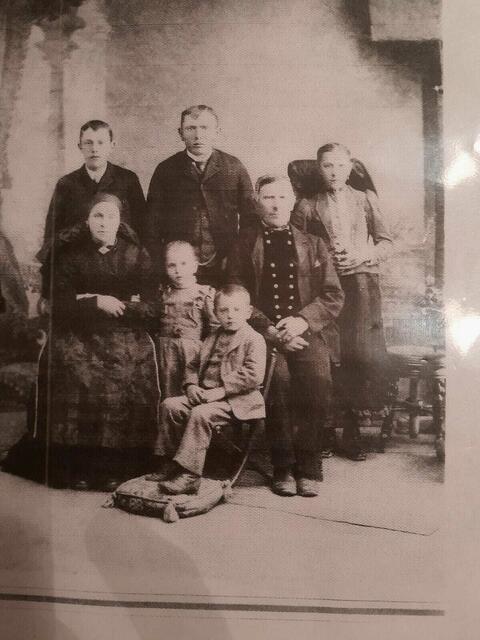 Der kleine Junge vorne sitzend heißt Sebastian Ranftl, geboren am 3. August 1888, und ist der Großvater der Einsenderin. | Foto: Engl