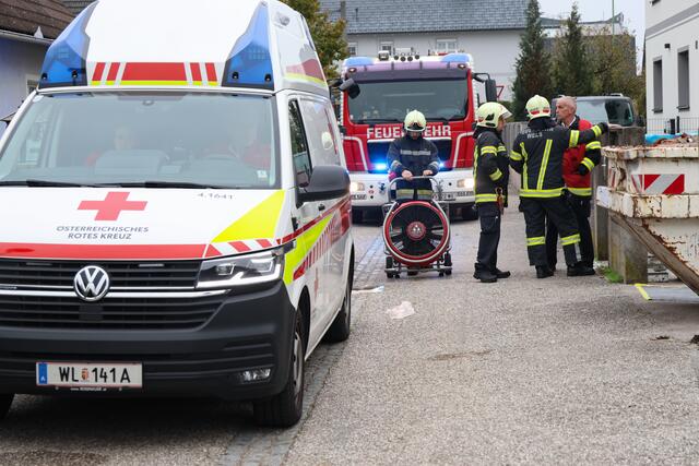 Ein Hausbesitzer in Wels-Schafwiesen wurde von Rotem Kreuz und Feuerwehr tot aufgefunden. Allem Anschein nach soll eine CO-Vergiftung den Mann getötet haben. | Foto: laumat.at