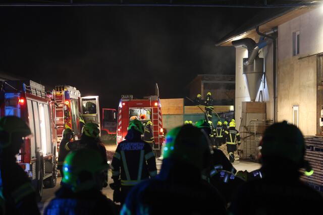 Vier Feuerwehren bei Brand eines Hackschnitzel-Anhängers auf einem Bauernhof in Eberstalzell. | Foto: laumat.at