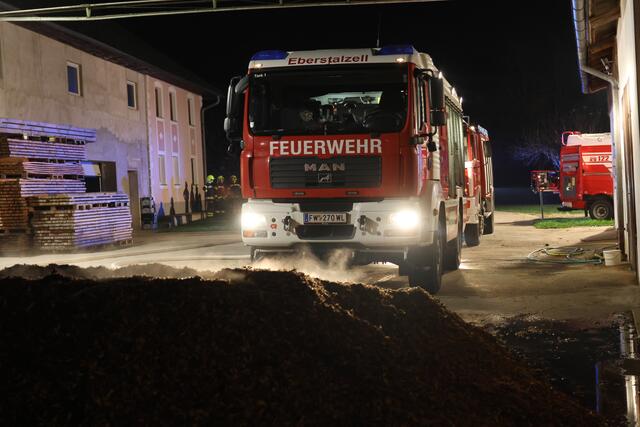 Vier Feuerwehren bei Brand eines Hackschnitzel-Anhängers auf einem Bauernhof in Eberstalzell. | Foto: laumat.at