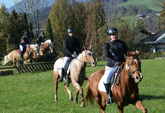 Gutes Wetter und gute Bodenverhältnisse warteten auf den Feldern zwischen Wörgl und Kundl bei der 47. Reitverein Inntal Fuchsjagd 2024. | Foto: Schwaighofer