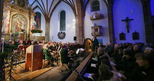 Die Musikkapelle Puch versetzt die Pfarrkirche Puch in festlichen Klang beim traditionellen Kirchenkonzert, während die Jungschar mit ihrem Hirtenspiel die Botschaft der Weihnacht lebendig werden lässt. | Foto: Puch bei Salzburg