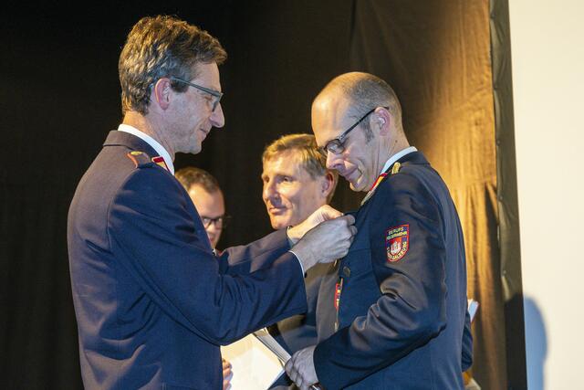Branddirektor Stefan Krausbar aus Linz beim Verleihen des Bezirksfeuerwehrkreuz in Bronze an den neuen BD Werner Kloiber | Foto: Stadt Salzburg/Herbert Rohrer/Wildbild